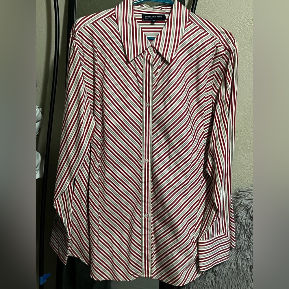 Jones New York Signature 2X. Red & Gold Button up Blouse NWOT
